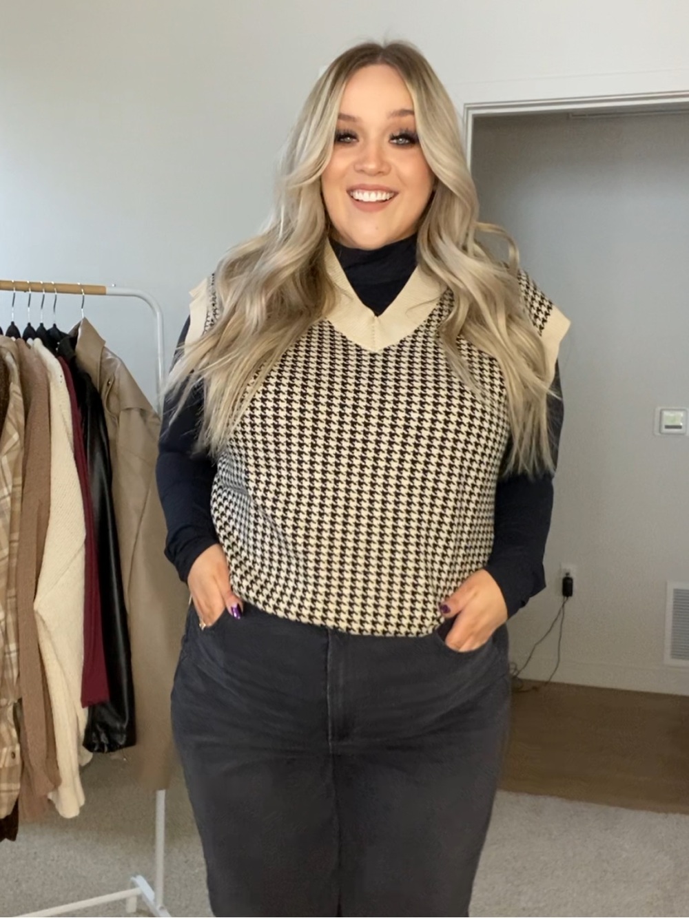 Houndstooth V-Neck Knit Sweater Vest in Black & Cream